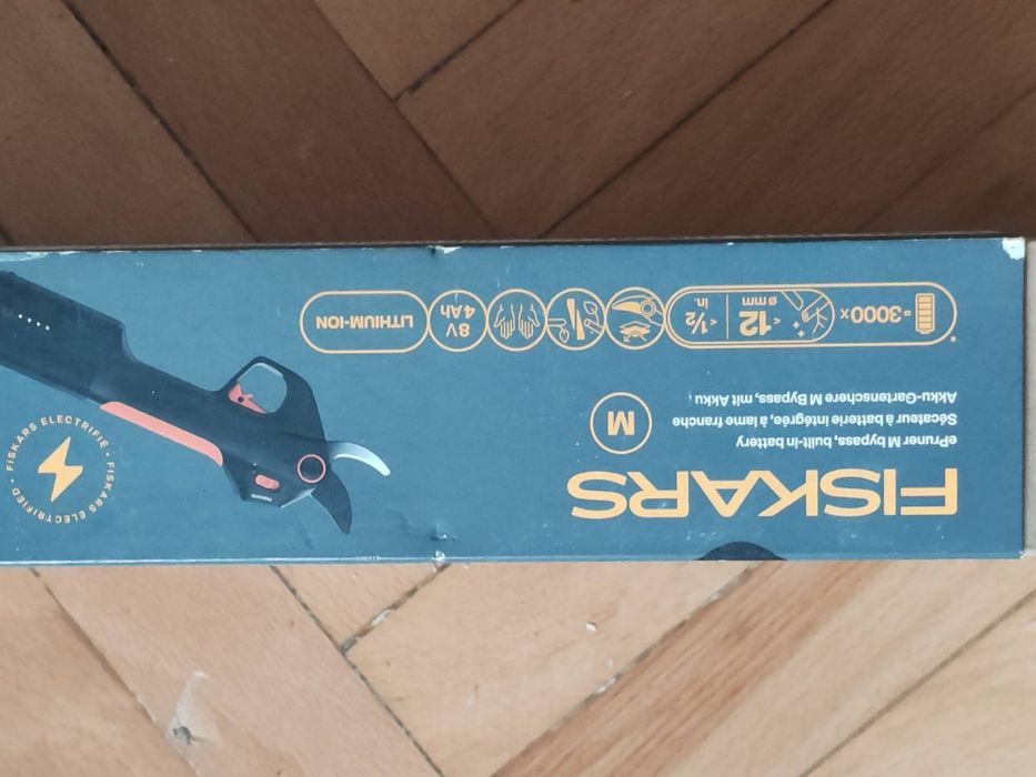 Foarfeca electrica fiskars ePruner M bypass