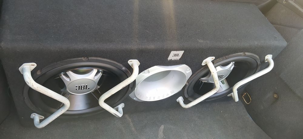 Продам сабвуфер JBL