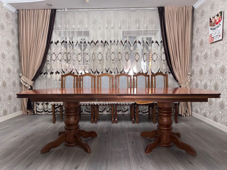 Стол со стульями в хорошем состоянии