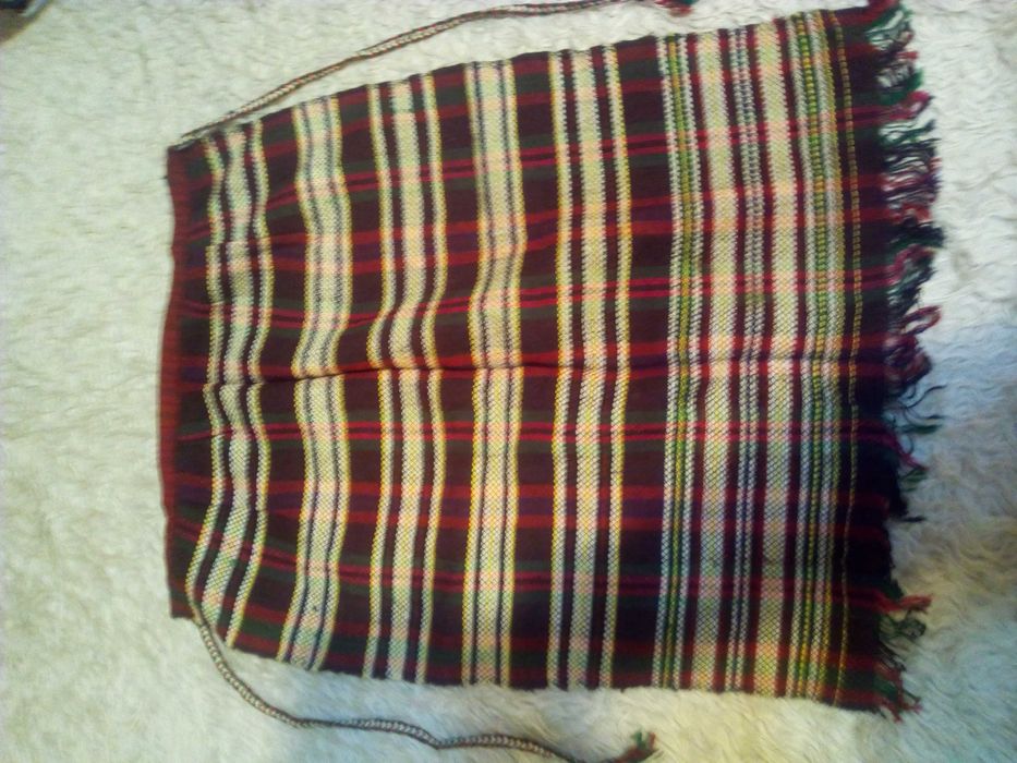 Продавам битови дрехи и тъкани