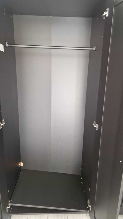 Dulap haine modern cu oglindă – stare bună