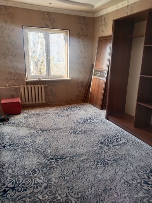 Arinda 3 xona 4 etaj 9 mikrarayon  makler xizmati bor