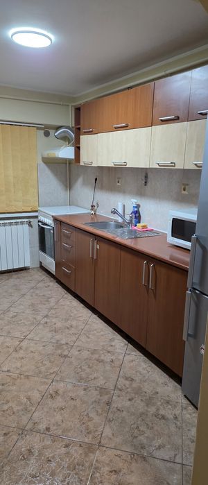 Inchiriez apartament 3 camere+garaj