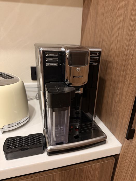 Подам кофемашину  philips