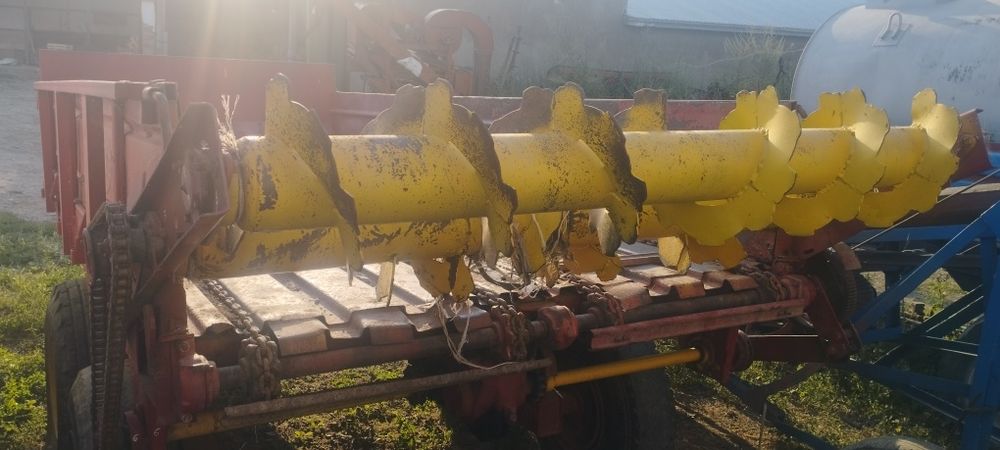 Прицепной разбрасыватели удобрения