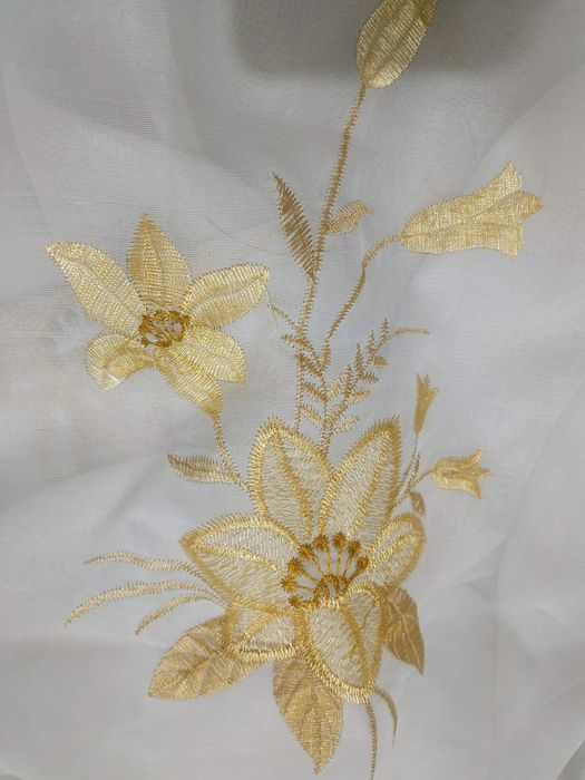 Тюль белого цвета с вышивкой бежевыми нитками