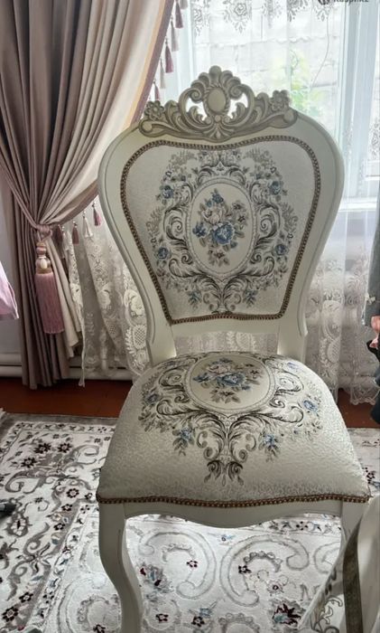 Стол и 12 стульев в идельном состоянии