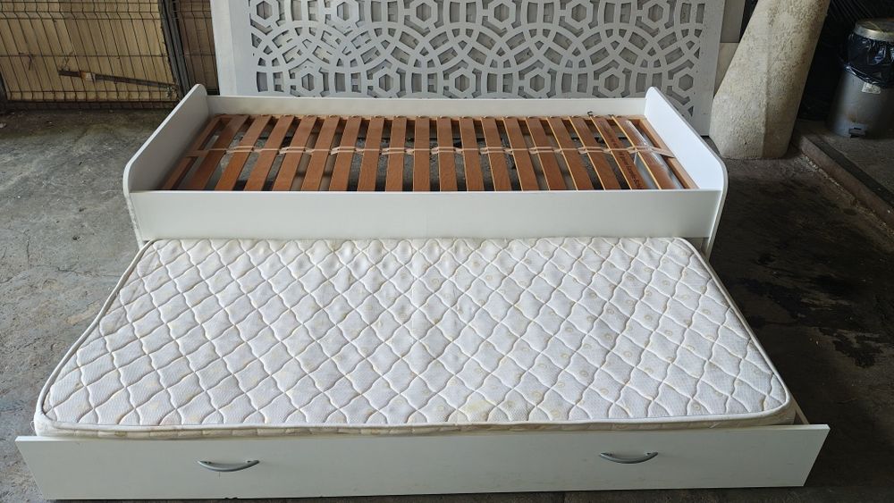 Vând pat 90x200 saltea inclusa