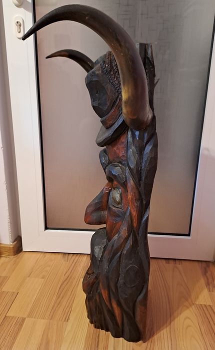 Masca decorativa sculptata din lemn, cu coarne veritabile,foarte veche
