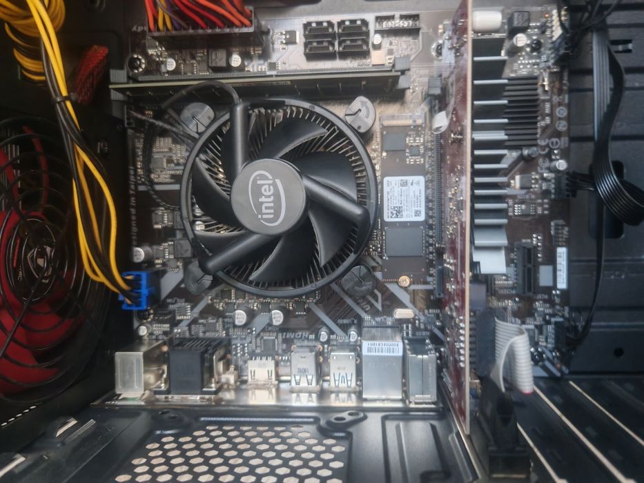 Настолен офис компютър i5 9400 256 GB SSD 8Gb RAM DD4