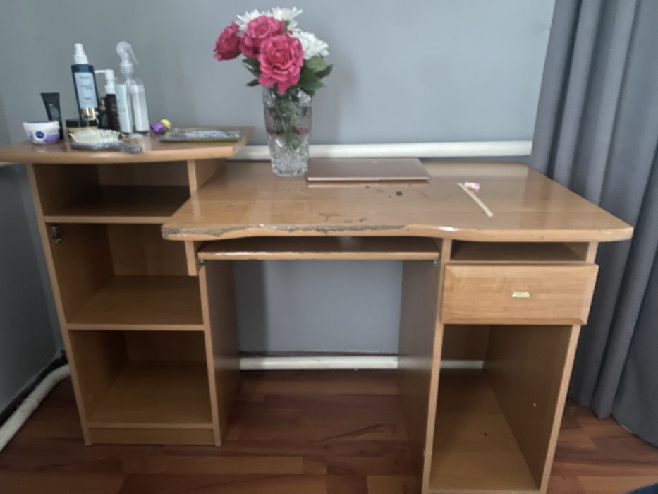 Письменный стол,деревянный и с шкафчиком