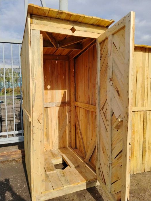 Туалет уличный деревянный