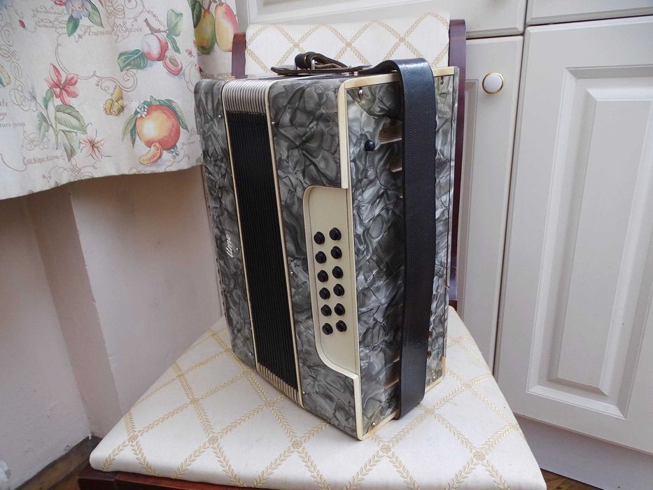 Запазен стар акордеон Велтмайстер 12 баса