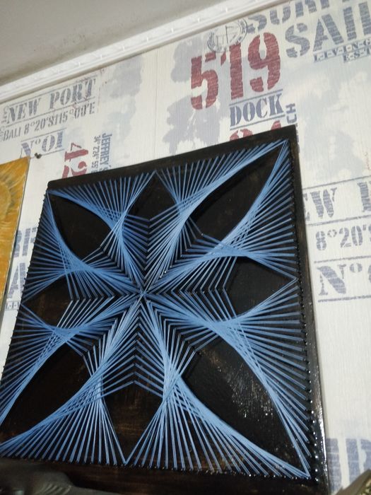 Картина на холсте нитками