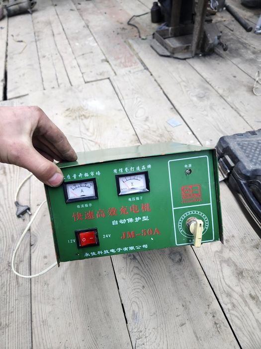 Akumlator zaryadchik