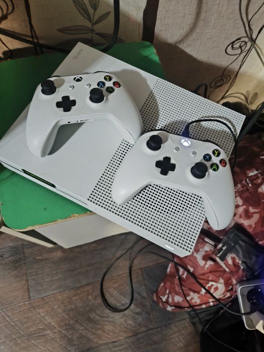 Продам Xbox в отличном состоянии