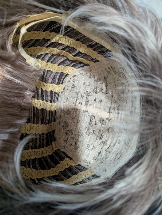 Perucă scurtă șaten-gri cu șuvițe, stil modern – stare excelentă