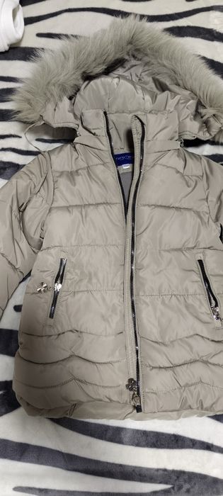 Курточка на девочку 4- 5 лет.