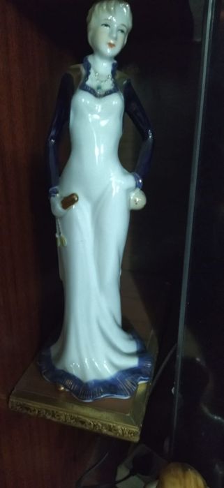 Статуэтки фарфоровые и др.