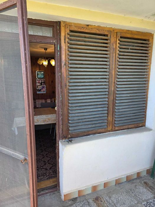 Продава се вила край Червен бряг - 90 кв.м + 1000 кв.м двор
