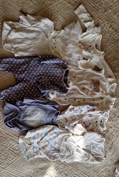 42 броя дрешки за момиченце + подарък