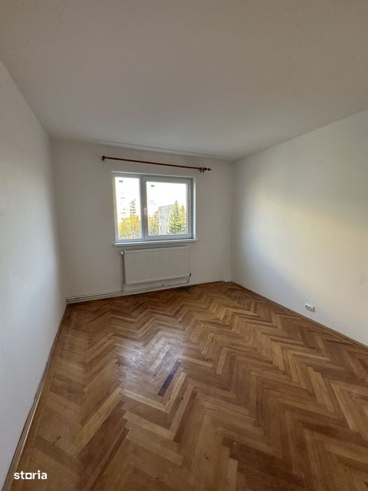Apartament de 4 camere de vânzare, etaj 3
