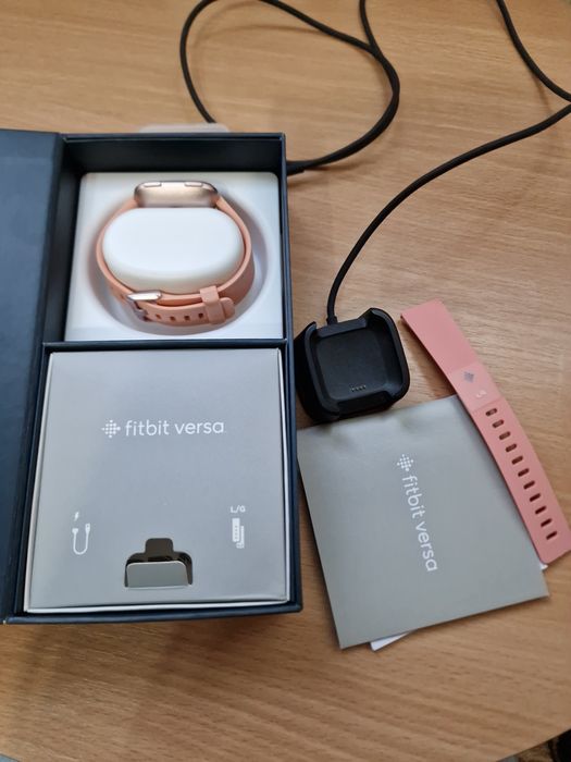 Смарт часовник Fitbit Versa + аксесоари