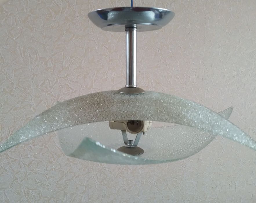 Продаю небольшую люстру.