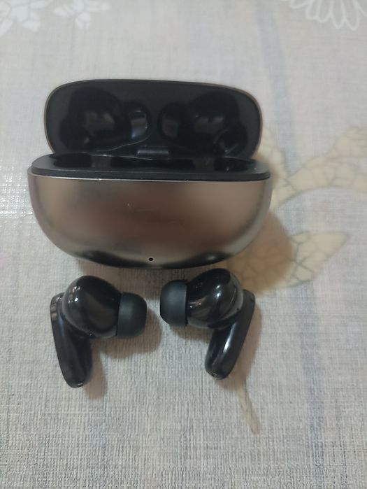 Без проводной наушник, отличного качества.