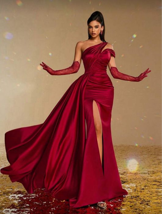 Червена бална рокля, чисто нова