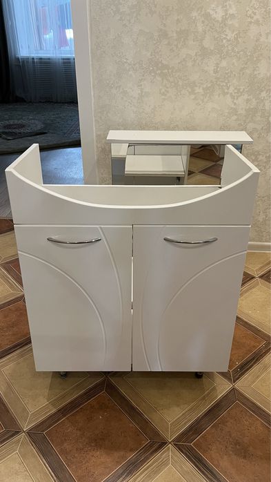 Раковина с тумбой зеркалом и смесителем,в хорошем состоянии