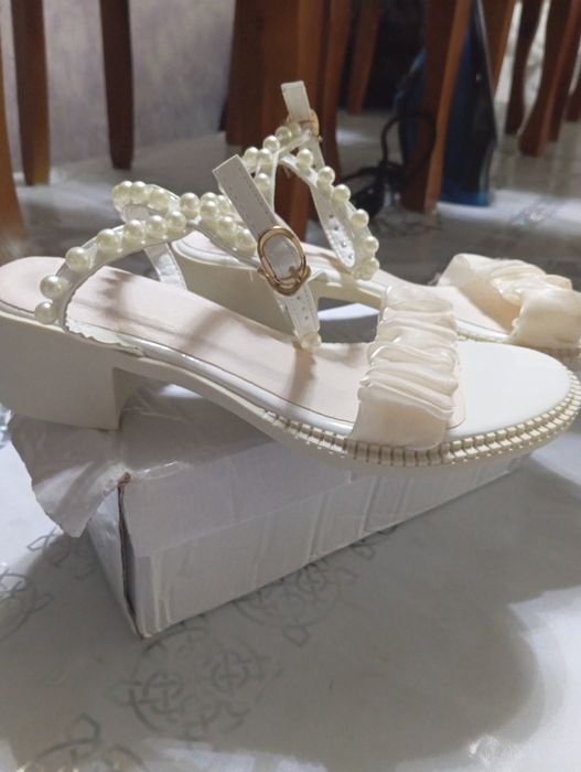 Белый босоножки красивые