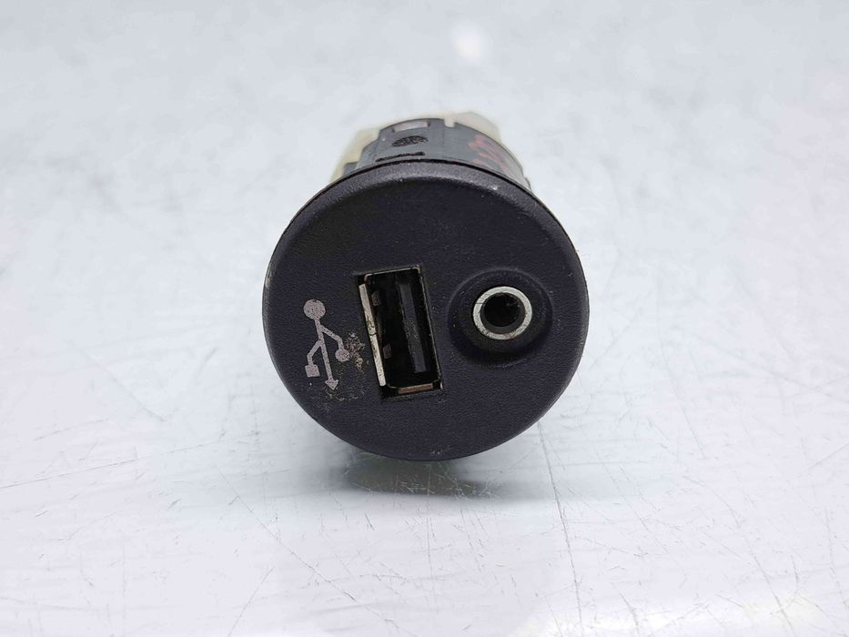 Conector auxiliar USB Nissan Qashqai Facelift (2) [Fabr 2009-2013] OE