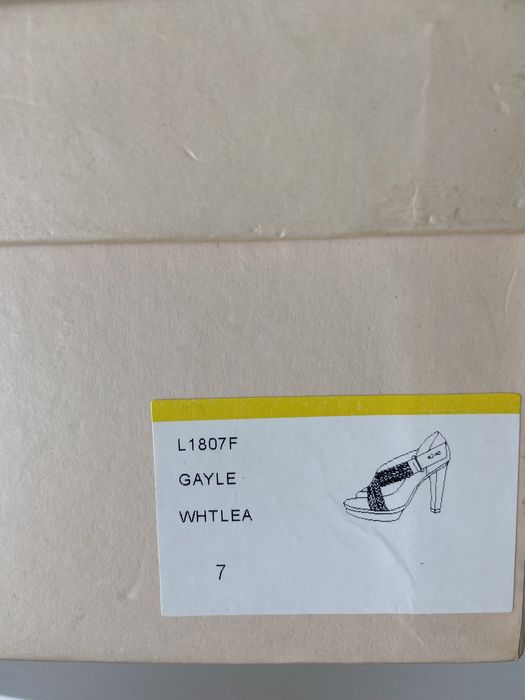 JLo обувки на висок дебел ток