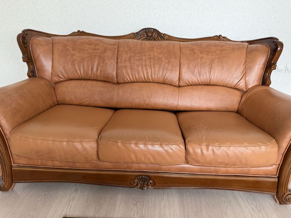 Продам кожаные диван и два кресла