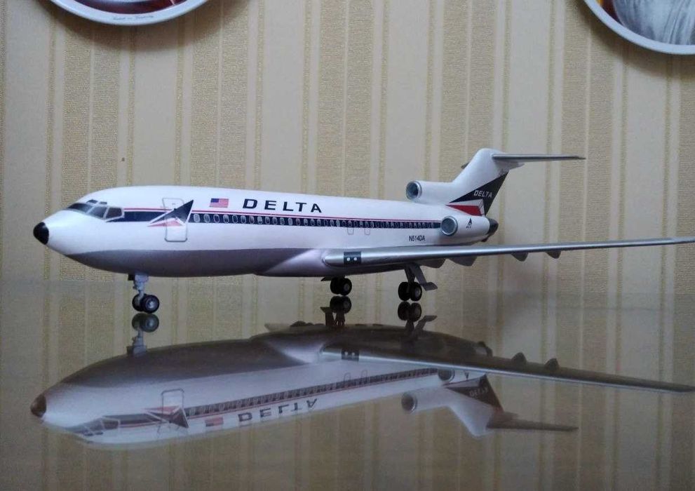 Боинг-727 ( Boeing-727  ). модель самолета ( дерево )  ( 1:100 )