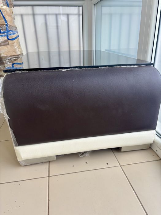 Canapea de piele, masa tapisata cu piele si perne piele