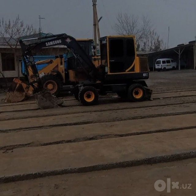 Eskavator oq bosh sotiladi