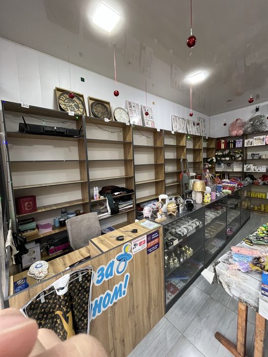 Dokon uchun shkaf va vitrinalar