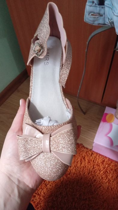 Pantofi eleganți pentru fetite !!!