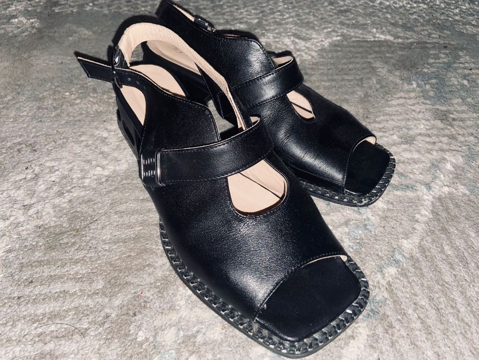 Босоножки чёрные небольшой каблук.