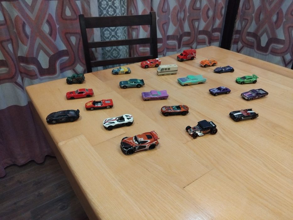 Продавам HotWheels 1:64