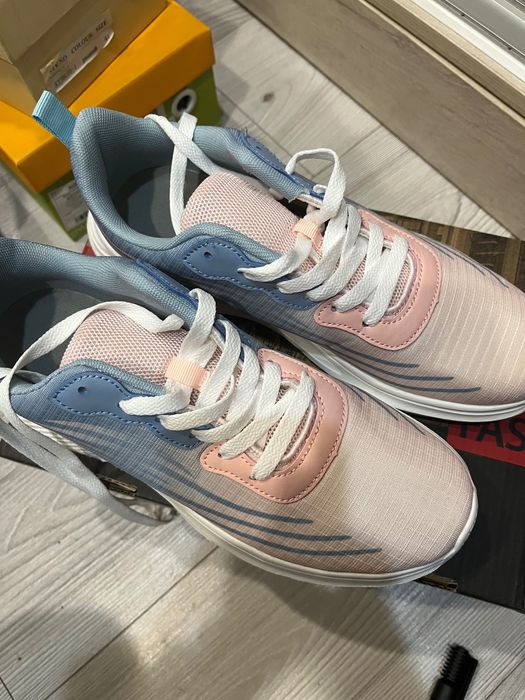 Продам кроссовки женские