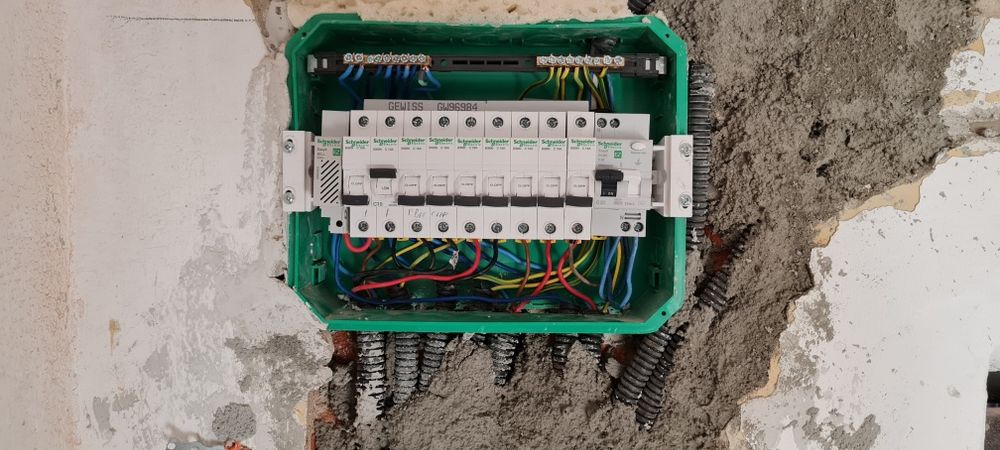 Lucrări Electrice  | Prize • Întrerupătoare • Lustre • Tablouri Electrice • Intervenții Rapide