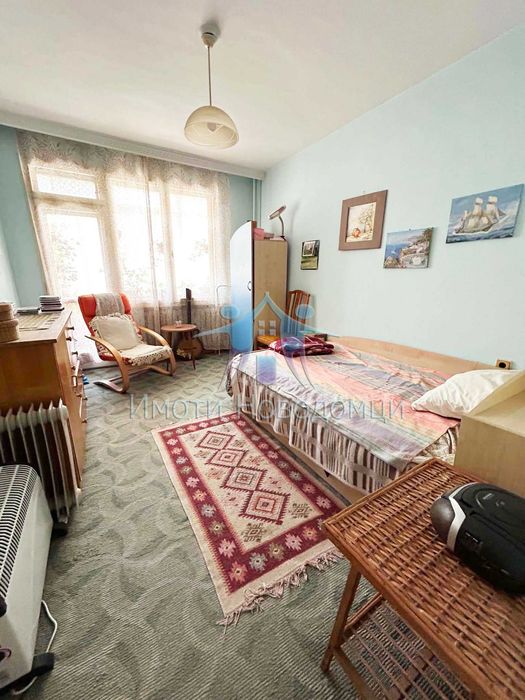 Тристаен, Шумен, Център