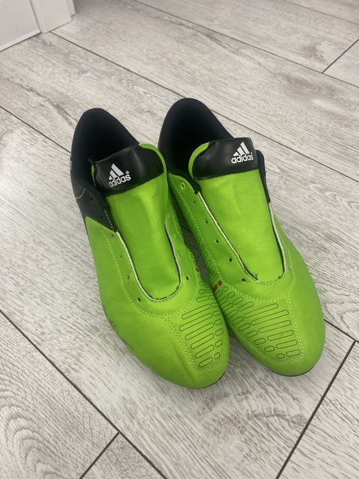 Бутсы Adidas продаються