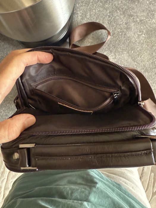Geanta barbati din piele naturala.