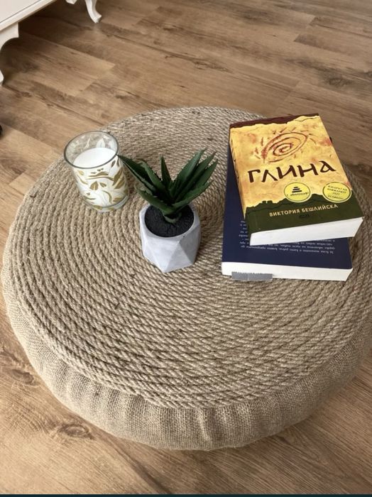 Ръчно изработена табуретка за артистичен интериор