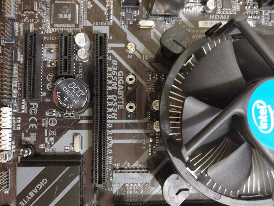 Intel i5 8400 + Gigabyte B365M DS3H + 16GB 2400Mhz CL17 Kingston KVR