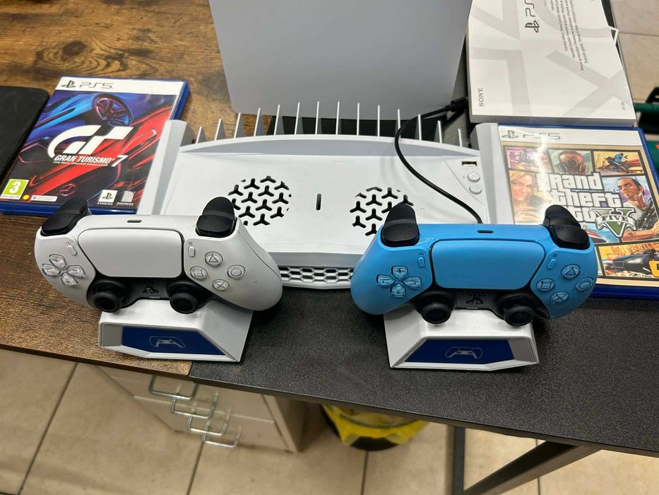 Sony Playstation 5 1TB с 2 джойстика, зарядна станция, 2 игри и всички кабели